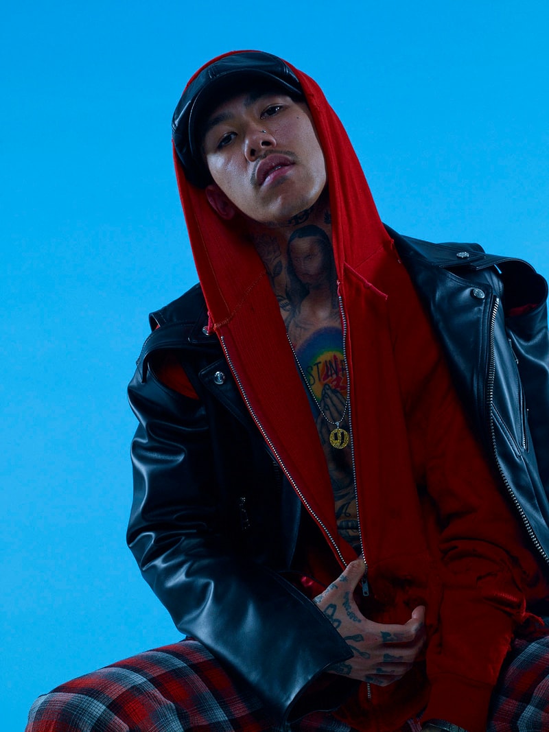 Valentino が KOHH を起用した2018年春夏メンズコレクション “VLTN” のスペシャルビジュアルをゲリラ公開 ストリートに精通した日本人フォトグラファー＆スタイリストを同時起用し、〈Valentino〉がブランドのアティチュードを示す 先週末、2018年春夏メンズコレクション“VLTN”のポップアップが閉幕を迎えた〈Valentino（ヴァレンティノ）〉。そのイタリア生まれの老舗メゾンが突如、KOHHをモデルに起用したスペシャルビジュアルをゲリラ公開した。北区王子生まれの27歳はKeith Ape（キース・エイプ）の“It G Ma”に客演として参加したことで一躍スターダムを駆け上がり、宇多田ヒカルの“忘却”にフィーチャリングされたことを契機に、今やヒップホップ好き以外にも認知される国内屈指のラッパーだ。〈Valentino〉より到着したイメージは、〈UNDERCOVER（アンダーカバー）〉や〈NEIGHBORHOOD（ネイバーフッド）〉の広告でもシャッターを切る守本勝英が撮影を、『GRIND』や〈Pigalle（ピガール）〉でお馴染みの高橋ラムダがスタイリングを担当。“VLTN”の世界観とKOHHのパーソナリティが巧みに融合した仕上がりとストリート志向のキャスティングは、現在の〈Valentino〉のアティチュードを示していると言っても過言ではない。  『HYPEBEAST』では今後も各ブランドから発表されるキャンペーンビジュアルを紹介していく予定なので、ニュースページのアップデートはもちろんのこと、スムーズに最新情報をチェックすることができるアプリのダウンロードもお忘れなく。