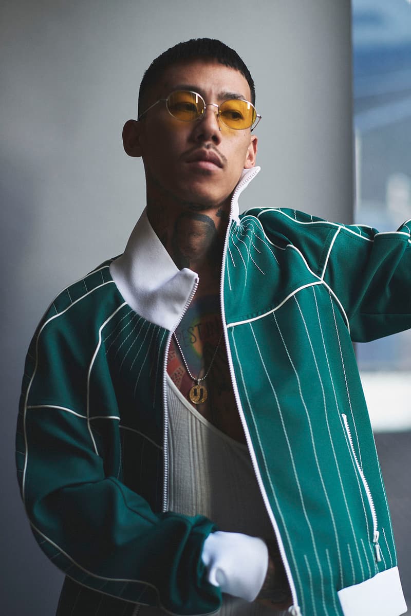 Valentino が KOHH を起用した2018年春夏メンズコレクション “VLTN” のスペシャルビジュアルをゲリラ公開 ストリートに精通した日本人フォトグラファー&スタイリストを同時起用し、〈Valentino〉がブランドのアティチュードを示す 先週末、2018年春夏メンズコレクション“VLTN”のポップアップが閉幕を迎えた〈Valentino(ヴァレンティノ)〉。そのイタリア生まれの老舗メゾンが突如、KOHHをモデルに起用したスペシャルビジュアルをゲリラ公開した。北区王子生まれの27歳はKeith Ape(キース・エイプ)の“It G Ma”に客演として参加したことで一躍スターダムを駆け上がり、宇多田ヒカルの“忘却”にフィーチャリングされたことを契機に、今やヒップホップ好き以外にも認知される国内屈指のラッパーだ。〈Valentino〉より到着したイメージは、〈UNDERCOVER(アンダーカバー)〉や〈NEIGHBORHOOD(ネイバーフッド)〉の広告でもシャッターを切る守本勝英が撮影を、『GRIND』や〈Pigalle(ピガール)〉でお馴染みの高橋ラムダがスタイリングを担当。“VLTN”の世界観とKOHHのパーソナリティが巧みに融合した仕上がりとストリート志向のキャスティングは、現在の〈Valentino〉のアティチュードを示していると言っても過言ではない。 『HYPEBEAST』では今後も各ブランドから発表されるキャンペーンビジュアルを紹介していく予定なので、ニュースページのアップデートはもちろんのこと、スムーズに最新情報をチェックすることができるアプリのダウンロードもお忘れなく。