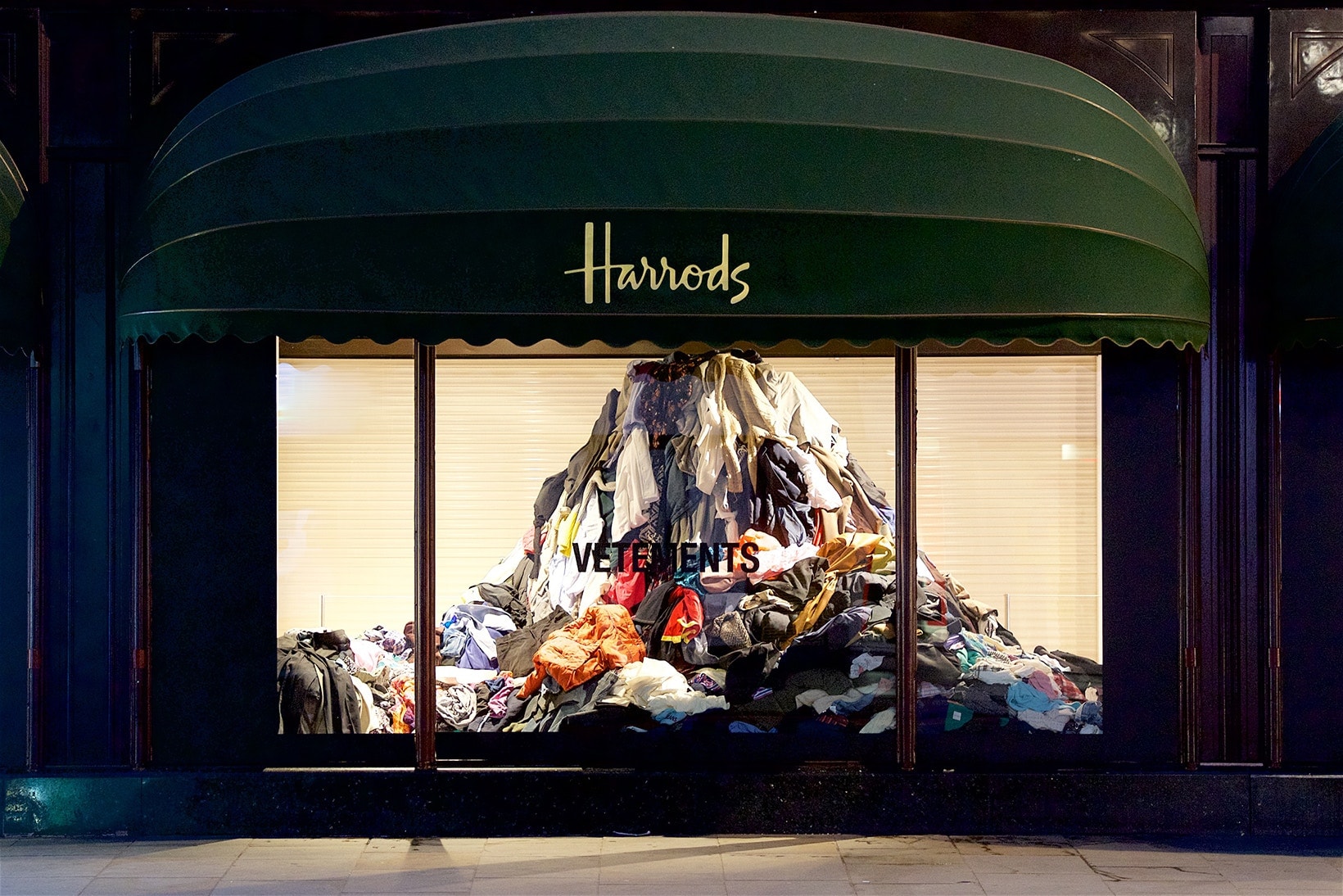 Vetements が英国百貨店 Harrods のウィンドウディスプレイに古着の山を展示 ハロッズ ヴェトモン 古着 ウィンドウ ディスプレイ hypebeast