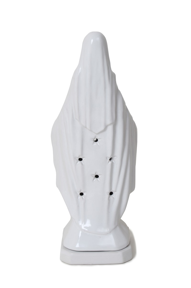 WACKO MARIA からブランド初となる陶器を使用したお香立てが登場 〈WACKO MARIA〉の象徴でもあるマリア像を模した逸品 日本写真界の巨匠、森山大道とのコラボレーションが記憶に新しい〈WACKO MARIA（ワコ マリア）〉より、ブランド初となる陶器を使用したお香立てが登場。セラミック製の本作は、〈WACKO MARIA〉の象徴でもあるマリア像型ということで、ブランドを長く支持してきた人たちにとっては是が非でも自宅/オフィスに置いておきたい逸品なのではないだろうか。価格は20,000円（税抜）。旗艦店や取り扱い店舗はもちろんのこと、『WACKO MARIA ONLINE STORE』にも入荷済みなので、気になる方はお早めに。  最高級のハワイアンシャツが多数登場する同ブランドの2018年春夏ルックブックもあわせてご確認を。