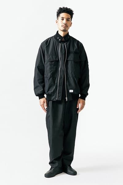 ルーズなシルエットに機能性を持たせた WTAPS 2018年春夏コレクション “黒いWTAPS”に刮目せよ ファッション界は今、衣替えの真っ只中。そんな中、日本を代表するデザイナーの一人、西山徹も新シーズン開幕の準備が整ったようだ。〈WTAPS(ダブルタップス)〉の2018年春夏コレクションはTETの真骨頂であるミリタリーへのオマージュと独自解釈が随所から感じられる構成に。だが、今季は肩の力の抜けたルーズなスタイルが目立ち、アノラックやプルオーバーといったライトアウターに太めのパンツを合わせ、ブラックで統一したソリッドなストリートスタイルが提案されている。気になるアイテムのデリバリーは『wtaps.com』のアナウンスを随時チェックしていこう。 〈MAGIC STICK(マジック スティック)〉がリリースした傘要らずのベーシックウェアパックや“イイものはイイ”をコンセプトに掲げる玄人好みの新ブランド〈NICENESS(ナイスネス)〉の情報など、今季も『HYPEBEAST』がお届けする最旬ファッションニュースをお見逃しなく。