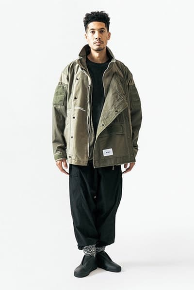 ルーズなシルエットに機能性を持たせた WTAPS 2018年春夏コレクション “黒いWTAPS”に刮目せよ ファッション界は今、衣替えの真っ只中。そんな中、日本を代表するデザイナーの一人、西山徹も新シーズン開幕の準備が整ったようだ。〈WTAPS(ダブルタップス)〉の2018年春夏コレクションはTETの真骨頂であるミリタリーへのオマージュと独自解釈が随所から感じられる構成に。だが、今季は肩の力の抜けたルーズなスタイルが目立ち、アノラックやプルオーバーといったライトアウターに太めのパンツを合わせ、ブラックで統一したソリッドなストリートスタイルが提案されている。気になるアイテムのデリバリーは『wtaps.com』のアナウンスを随時チェックしていこう。 〈MAGIC STICK(マジック スティック)〉がリリースした傘要らずのベーシックウェアパックや“イイものはイイ”をコンセプトに掲げる玄人好みの新ブランド〈NICENESS(ナイスネス)〉の情報など、今季も『HYPEBEAST』がお届けする最旬ファッションニュースをお見逃しなく。
