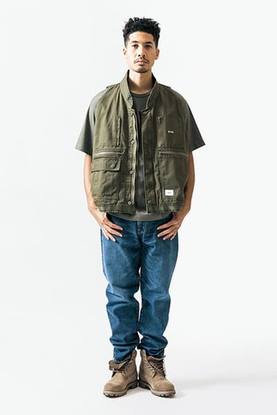 ルーズなシルエットに機能性を持たせた WTAPS 2018年春夏コレクション “黒いWTAPS”に刮目せよ ファッション界は今、衣替えの真っ只中。そんな中、日本を代表するデザイナーの一人、西山徹も新シーズン開幕の準備が整ったようだ。〈WTAPS(ダブルタップス)〉の2018年春夏コレクションはTETの真骨頂であるミリタリーへのオマージュと独自解釈が随所から感じられる構成に。だが、今季は肩の力の抜けたルーズなスタイルが目立ち、アノラックやプルオーバーといったライトアウターに太めのパンツを合わせ、ブラックで統一したソリッドなストリートスタイルが提案されている。気になるアイテムのデリバリーは『wtaps.com』のアナウンスを随時チェックしていこう。 〈MAGIC STICK(マジック スティック)〉がリリースした傘要らずのベーシックウェアパックや“イイものはイイ”をコンセプトに掲げる玄人好みの新ブランド〈NICENESS(ナイスネス)〉の情報など、今季も『HYPEBEAST』がお届けする最旬ファッションニュースをお見逃しなく。