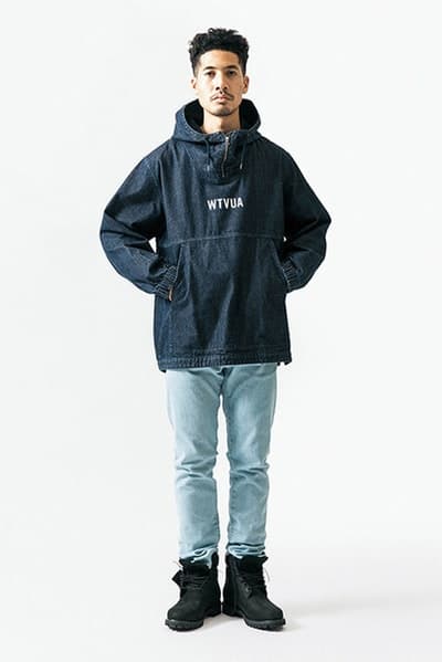 ルーズなシルエットに機能性を持たせた WTAPS 2018年春夏コレクション “黒いWTAPS”に刮目せよ ファッション界は今、衣替えの真っ只中。そんな中、日本を代表するデザイナーの一人、西山徹も新シーズン開幕の準備が整ったようだ。〈WTAPS(ダブルタップス)〉の2018年春夏コレクションはTETの真骨頂であるミリタリーへのオマージュと独自解釈が随所から感じられる構成に。だが、今季は肩の力の抜けたルーズなスタイルが目立ち、アノラックやプルオーバーといったライトアウターに太めのパンツを合わせ、ブラックで統一したソリッドなストリートスタイルが提案されている。気になるアイテムのデリバリーは『wtaps.com』のアナウンスを随時チェックしていこう。 〈MAGIC STICK(マジック スティック)〉がリリースした傘要らずのベーシックウェアパックや“イイものはイイ”をコンセプトに掲げる玄人好みの新ブランド〈NICENESS(ナイスネス)〉の情報など、今季も『HYPEBEAST』がお届けする最旬ファッションニュースをお見逃しなく。