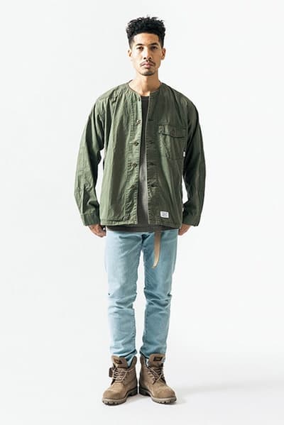 ルーズなシルエットに機能性を持たせた WTAPS 2018年春夏コレクション “黒いWTAPS”に刮目せよ ファッション界は今、衣替えの真っ只中。そんな中、日本を代表するデザイナーの一人、西山徹も新シーズン開幕の準備が整ったようだ。〈WTAPS(ダブルタップス)〉の2018年春夏コレクションはTETの真骨頂であるミリタリーへのオマージュと独自解釈が随所から感じられる構成に。だが、今季は肩の力の抜けたルーズなスタイルが目立ち、アノラックやプルオーバーといったライトアウターに太めのパンツを合わせ、ブラックで統一したソリッドなストリートスタイルが提案されている。気になるアイテムのデリバリーは『wtaps.com』のアナウンスを随時チェックしていこう。 〈MAGIC STICK(マジック スティック)〉がリリースした傘要らずのベーシックウェアパックや“イイものはイイ”をコンセプトに掲げる玄人好みの新ブランド〈NICENESS(ナイスネス)〉の情報など、今季も『HYPEBEAST』がお届けする最旬ファッションニュースをお見逃しなく。
