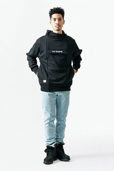 ルーズなシルエットに機能性を持たせた WTAPS 2018年春夏コレクション “黒いWTAPS”に刮目せよ ファッション界は今、衣替えの真っ只中。そんな中、日本を代表するデザイナーの一人、西山徹も新シーズン開幕の準備が整ったようだ。〈WTAPS（ダブルタップス）〉の2018年春夏コレクションはTETの真骨頂であるミリタリーへのオマージュと独自解釈が随所から感じられる構成に。だが、今季は肩の力の抜けたルーズなスタイルが目立ち、アノラックやプルオーバーといったライトアウターに太めのパンツを合わせ、ブラックで統一したソリッドなストリートスタイルが提案されている。気になるアイテムのデリバリーは『wtaps.com』のアナウンスを随時チェックしていこう。  〈MAGIC STICK（マジック スティック）〉がリリースした傘要らずのベーシックウェアパックや“イイものはイイ”をコンセプトに掲げる玄人好みの新ブランド〈NICENESS（ナイスネス）〉の情報など、今季も『HYPEBEAST』がお届けする最旬ファッションニュースをお見逃しなく。