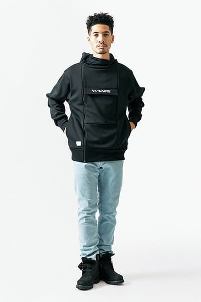 ルーズなシルエットに機能性を持たせた WTAPS 2018年春夏コレクション “黒いWTAPS”に刮目せよ ファッション界は今、衣替えの真っ只中。そんな中、日本を代表するデザイナーの一人、西山徹も新シーズン開幕の準備が整ったようだ。〈WTAPS(ダブルタップス)〉の2018年春夏コレクションはTETの真骨頂であるミリタリーへのオマージュと独自解釈が随所から感じられる構成に。だが、今季は肩の力の抜けたルーズなスタイルが目立ち、アノラックやプルオーバーといったライトアウターに太めのパンツを合わせ、ブラックで統一したソリッドなストリートスタイルが提案されている。気になるアイテムのデリバリーは『wtaps.com』のアナウンスを随時チェックしていこう。 〈MAGIC STICK(マジック スティック)〉がリリースした傘要らずのベーシックウェアパックや“イイものはイイ”をコンセプトに掲げる玄人好みの新ブランド〈NICENESS(ナイスネス)〉の情報など、今季も『HYPEBEAST』がお届けする最旬ファッションニュースをお見逃しなく。