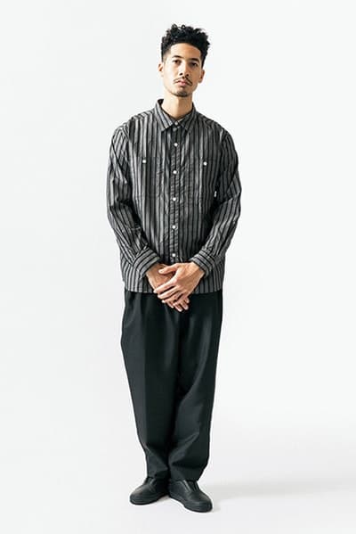 ルーズなシルエットに機能性を持たせた WTAPS 2018年春夏コレクション “黒いWTAPS”に刮目せよ ファッション界は今、衣替えの真っ只中。そんな中、日本を代表するデザイナーの一人、西山徹も新シーズン開幕の準備が整ったようだ。〈WTAPS(ダブルタップス)〉の2018年春夏コレクションはTETの真骨頂であるミリタリーへのオマージュと独自解釈が随所から感じられる構成に。だが、今季は肩の力の抜けたルーズなスタイルが目立ち、アノラックやプルオーバーといったライトアウターに太めのパンツを合わせ、ブラックで統一したソリッドなストリートスタイルが提案されている。気になるアイテムのデリバリーは『wtaps.com』のアナウンスを随時チェックしていこう。 〈MAGIC STICK(マジック スティック)〉がリリースした傘要らずのベーシックウェアパックや“イイものはイイ”をコンセプトに掲げる玄人好みの新ブランド〈NICENESS(ナイスネス)〉の情報など、今季も『HYPEBEAST』がお届けする最旬ファッションニュースをお見逃しなく。
