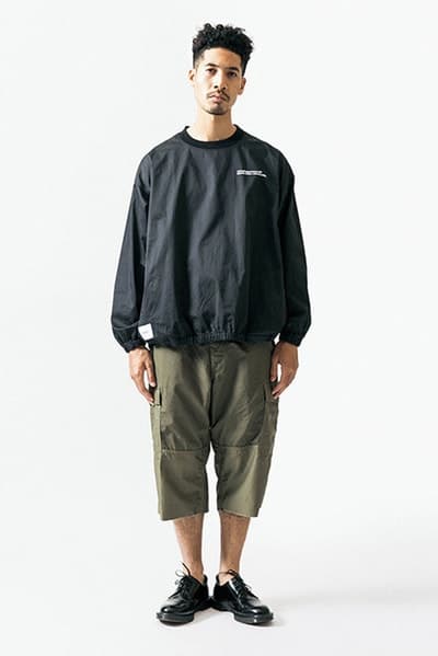 ルーズなシルエットに機能性を持たせた WTAPS 2018年春夏コレクション “黒いWTAPS”に刮目せよ ファッション界は今、衣替えの真っ只中。そんな中、日本を代表するデザイナーの一人、西山徹も新シーズン開幕の準備が整ったようだ。〈WTAPS(ダブルタップス)〉の2018年春夏コレクションはTETの真骨頂であるミリタリーへのオマージュと独自解釈が随所から感じられる構成に。だが、今季は肩の力の抜けたルーズなスタイルが目立ち、アノラックやプルオーバーといったライトアウターに太めのパンツを合わせ、ブラックで統一したソリッドなストリートスタイルが提案されている。気になるアイテムのデリバリーは『wtaps.com』のアナウンスを随時チェックしていこう。 〈MAGIC STICK(マジック スティック)〉がリリースした傘要らずのベーシックウェアパックや“イイものはイイ”をコンセプトに掲げる玄人好みの新ブランド〈NICENESS(ナイスネス)〉の情報など、今季も『HYPEBEAST』がお届けする最旬ファッションニュースをお見逃しなく。