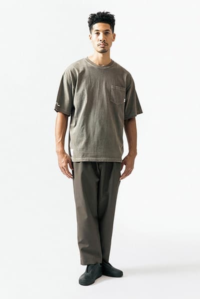 ルーズなシルエットに機能性を持たせた WTAPS 2018年春夏コレクション “黒いWTAPS”に刮目せよ ファッション界は今、衣替えの真っ只中。そんな中、日本を代表するデザイナーの一人、西山徹も新シーズン開幕の準備が整ったようだ。〈WTAPS（ダブルタップス）〉の2018年春夏コレクションはTETの真骨頂であるミリタリーへのオマージュと独自解釈が随所から感じられる構成に。だが、今季は肩の力の抜けたルーズなスタイルが目立ち、アノラックやプルオーバーといったライトアウターに太めのパンツを合わせ、ブラックで統一したソリッドなストリートスタイルが提案されている。気になるアイテムのデリバリーは『wtaps.com』のアナウンスを随時チェックしていこう。  〈MAGIC STICK（マジック スティック）〉がリリースした傘要らずのベーシックウェアパックや“イイものはイイ”をコンセプトに掲げる玄人好みの新ブランド〈NICENESS（ナイスネス）〉の情報など、今季も『HYPEBEAST』がお届けする最旬ファッションニュースをお見逃しなく。