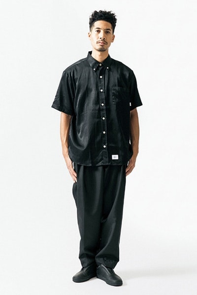 ルーズなシルエットに機能性を持たせた WTAPS 2018年春夏コレクション “黒いWTAPS”に刮目せよ ファッション界は今、衣替えの真っ只中。そんな中、日本を代表するデザイナーの一人、西山徹も新シーズン開幕の準備が整ったようだ。〈WTAPS（ダブルタップス）〉の2018年春夏コレクションはTETの真骨頂であるミリタリーへのオマージュと独自解釈が随所から感じられる構成に。だが、今季は肩の力の抜けたルーズなスタイルが目立ち、アノラックやプルオーバーといったライトアウターに太めのパンツを合わせ、ブラックで統一したソリッドなストリートスタイルが提案されている。気になるアイテムのデリバリーは『wtaps.com』のアナウンスを随時チェックしていこう。  〈MAGIC STICK（マジック スティック）〉がリリースした傘要らずのベーシックウェアパックや“イイものはイイ”をコンセプトに掲げる玄人好みの新ブランド〈NICENESS（ナイスネス）〉の情報など、今季も『HYPEBEAST』がお届けする最旬ファッションニュースをお見逃しなく。