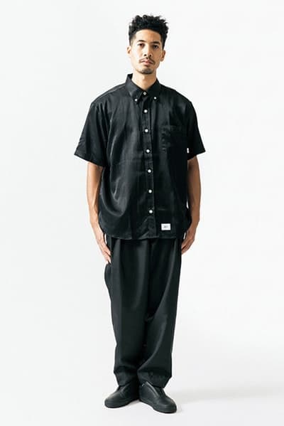 ルーズなシルエットに機能性を持たせた WTAPS 2018年春夏コレクション “黒いWTAPS”に刮目せよ ファッション界は今、衣替えの真っ只中。そんな中、日本を代表するデザイナーの一人、西山徹も新シーズン開幕の準備が整ったようだ。〈WTAPS(ダブルタップス)〉の2018年春夏コレクションはTETの真骨頂であるミリタリーへのオマージュと独自解釈が随所から感じられる構成に。だが、今季は肩の力の抜けたルーズなスタイルが目立ち、アノラックやプルオーバーといったライトアウターに太めのパンツを合わせ、ブラックで統一したソリッドなストリートスタイルが提案されている。気になるアイテムのデリバリーは『wtaps.com』のアナウンスを随時チェックしていこう。 〈MAGIC STICK(マジック スティック)〉がリリースした傘要らずのベーシックウェアパックや“イイものはイイ”をコンセプトに掲げる玄人好みの新ブランド〈NICENESS(ナイスネス)〉の情報など、今季も『HYPEBEAST』がお届けする最旬ファッションニュースをお見逃しなく。