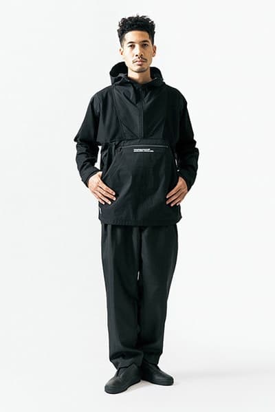 ルーズなシルエットに機能性を持たせた WTAPS 2018年春夏コレクション “黒いWTAPS”に刮目せよ ファッション界は今、衣替えの真っ只中。そんな中、日本を代表するデザイナーの一人、西山徹も新シーズン開幕の準備が整ったようだ。〈WTAPS(ダブルタップス)〉の2018年春夏コレクションはTETの真骨頂であるミリタリーへのオマージュと独自解釈が随所から感じられる構成に。だが、今季は肩の力の抜けたルーズなスタイルが目立ち、アノラックやプルオーバーといったライトアウターに太めのパンツを合わせ、ブラックで統一したソリッドなストリートスタイルが提案されている。気になるアイテムのデリバリーは『wtaps.com』のアナウンスを随時チェックしていこう。 〈MAGIC STICK(マジック スティック)〉がリリースした傘要らずのベーシックウェアパックや“イイものはイイ”をコンセプトに掲げる玄人好みの新ブランド〈NICENESS(ナイスネス)〉の情報など、今季も『HYPEBEAST』がお届けする最旬ファッションニュースをお見逃しなく。