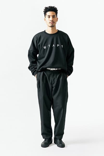 ルーズなシルエットに機能性を持たせた WTAPS 2018年春夏コレクション “黒いWTAPS”に刮目せよ ファッション界は今、衣替えの真っ只中。そんな中、日本を代表するデザイナーの一人、西山徹も新シーズン開幕の準備が整ったようだ。〈WTAPS(ダブルタップス)〉の2018年春夏コレクションはTETの真骨頂であるミリタリーへのオマージュと独自解釈が随所から感じられる構成に。だが、今季は肩の力の抜けたルーズなスタイルが目立ち、アノラックやプルオーバーといったライトアウターに太めのパンツを合わせ、ブラックで統一したソリッドなストリートスタイルが提案されている。気になるアイテムのデリバリーは『wtaps.com』のアナウンスを随時チェックしていこう。 〈MAGIC STICK(マジック スティック)〉がリリースした傘要らずのベーシックウェアパックや“イイものはイイ”をコンセプトに掲げる玄人好みの新ブランド〈NICENESS(ナイスネス)〉の情報など、今季も『HYPEBEAST』がお届けする最旬ファッションニュースをお見逃しなく。