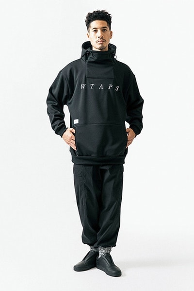 ルーズなシルエットに機能性を持たせた WTAPS 2018年春夏コレクション “黒いWTAPS”に刮目せよ ファッション界は今、衣替えの真っ只中。そんな中、日本を代表するデザイナーの一人、西山徹も新シーズン開幕の準備が整ったようだ。〈WTAPS（ダブルタップス）〉の2018年春夏コレクションはTETの真骨頂であるミリタリーへのオマージュと独自解釈が随所から感じられる構成に。だが、今季は肩の力の抜けたルーズなスタイルが目立ち、アノラックやプルオーバーといったライトアウターに太めのパンツを合わせ、ブラックで統一したソリッドなストリートスタイルが提案されている。気になるアイテムのデリバリーは『wtaps.com』のアナウンスを随時チェックしていこう。  〈MAGIC STICK（マジック スティック）〉がリリースした傘要らずのベーシックウェアパックや“イイものはイイ”をコンセプトに掲げる玄人好みの新ブランド〈NICENESS（ナイスネス）〉の情報など、今季も『HYPEBEAST』がお届けする最旬ファッションニュースをお見逃しなく。