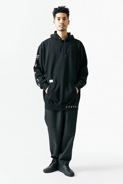 ルーズなシルエットに機能性を持たせた WTAPS 2018年春夏コレクション “黒いWTAPS”に刮目せよ ファッション界は今、衣替えの真っ只中。そんな中、日本を代表するデザイナーの一人、西山徹も新シーズン開幕の準備が整ったようだ。〈WTAPS(ダブルタップス)〉の2018年春夏コレクションはTETの真骨頂であるミリタリーへのオマージュと独自解釈が随所から感じられる構成に。だが、今季は肩の力の抜けたルーズなスタイルが目立ち、アノラックやプルオーバーといったライトアウターに太めのパンツを合わせ、ブラックで統一したソリッドなストリートスタイルが提案されている。気になるアイテムのデリバリーは『wtaps.com』のアナウンスを随時チェックしていこう。 〈MAGIC STICK(マジック スティック)〉がリリースした傘要らずのベーシックウェアパックや“イイものはイイ”をコンセプトに掲げる玄人好みの新ブランド〈NICENESS(ナイスネス)〉の情報など、今季も『HYPEBEAST』がお届けする最旬ファッションニュースをお見逃しなく。