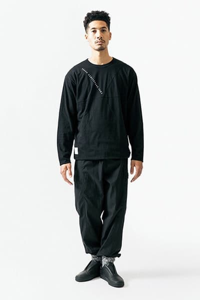 ルーズなシルエットに機能性を持たせた WTAPS 2018年春夏コレクション “黒いWTAPS”に刮目せよ ファッション界は今、衣替えの真っ只中。そんな中、日本を代表するデザイナーの一人、西山徹も新シーズン開幕の準備が整ったようだ。〈WTAPS(ダブルタップス)〉の2018年春夏コレクションはTETの真骨頂であるミリタリーへのオマージュと独自解釈が随所から感じられる構成に。だが、今季は肩の力の抜けたルーズなスタイルが目立ち、アノラックやプルオーバーといったライトアウターに太めのパンツを合わせ、ブラックで統一したソリッドなストリートスタイルが提案されている。気になるアイテムのデリバリーは『wtaps.com』のアナウンスを随時チェックしていこう。 〈MAGIC STICK(マジック スティック)〉がリリースした傘要らずのベーシックウェアパックや“イイものはイイ”をコンセプトに掲げる玄人好みの新ブランド〈NICENESS(ナイスネス)〉の情報など、今季も『HYPEBEAST』がお届けする最旬ファッションニュースをお見逃しなく。