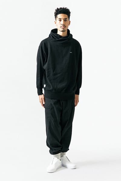ルーズなシルエットに機能性を持たせた WTAPS 2018年春夏コレクション “黒いWTAPS”に刮目せよ ファッション界は今、衣替えの真っ只中。そんな中、日本を代表するデザイナーの一人、西山徹も新シーズン開幕の準備が整ったようだ。〈WTAPS(ダブルタップス)〉の2018年春夏コレクションはTETの真骨頂であるミリタリーへのオマージュと独自解釈が随所から感じられる構成に。だが、今季は肩の力の抜けたルーズなスタイルが目立ち、アノラックやプルオーバーといったライトアウターに太めのパンツを合わせ、ブラックで統一したソリッドなストリートスタイルが提案されている。気になるアイテムのデリバリーは『wtaps.com』のアナウンスを随時チェックしていこう。 〈MAGIC STICK(マジック スティック)〉がリリースした傘要らずのベーシックウェアパックや“イイものはイイ”をコンセプトに掲げる玄人好みの新ブランド〈NICENESS(ナイスネス)〉の情報など、今季も『HYPEBEAST』がお届けする最旬ファッションニュースをお見逃しなく。