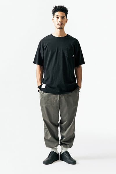 ルーズなシルエットに機能性を持たせた WTAPS 2018年春夏コレクション “黒いWTAPS”に刮目せよ ファッション界は今、衣替えの真っ只中。そんな中、日本を代表するデザイナーの一人、西山徹も新シーズン開幕の準備が整ったようだ。〈WTAPS(ダブルタップス)〉の2018年春夏コレクションはTETの真骨頂であるミリタリーへのオマージュと独自解釈が随所から感じられる構成に。だが、今季は肩の力の抜けたルーズなスタイルが目立ち、アノラックやプルオーバーといったライトアウターに太めのパンツを合わせ、ブラックで統一したソリッドなストリートスタイルが提案されている。気になるアイテムのデリバリーは『wtaps.com』のアナウンスを随時チェックしていこう。 〈MAGIC STICK(マジック スティック)〉がリリースした傘要らずのベーシックウェアパックや“イイものはイイ”をコンセプトに掲げる玄人好みの新ブランド〈NICENESS(ナイスネス)〉の情報など、今季も『HYPEBEAST』がお届けする最旬ファッションニュースをお見逃しなく。