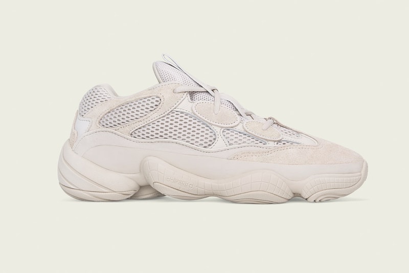 遂に YEEZY 500 “Blush” の世界最速発売日が判明 戦いの火蓋がまもなく切られる YEEZY 500 “Blush”のビジュアルリークから間も無く、『Yeezy Mafia』が〈adidas Originals(アディダス オリジナルス)〉を差し置いて、世界中のヘッズたちが熱視線を送るロートップの公式画像を公開した。本作、通称“Desert Rat 500”はスエード/メッシュのコンビネーションで、トレーナーをベースにした程よく近未来的な佇まいが魅力。『Yeezy Mafia』の情報によると、〈adidas〉のスニーカーアプリ『CONFIRMED』では2月14日(現地時間)にローンチし、NBAのオールスターウィークエンドにあたる16日〜17日にはスリーストライプスのブランドがロサンゼルスで開催するイベント「adidas 747 Warehouse St.」でも発売されるとのことだ。国内での発売日ならびに取り扱い店舗については、〈adidas〉からのアップデートに期待しよう。 今までとは一変、Kanye West(カニエ・ウェスト)が提案するクリーンかつシャギーな“YEEZY Season 6”の新作フットウェアもあわせてご確認を。