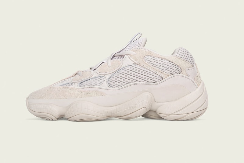 遂に YEEZY 500 “Blush” の世界最速発売日が判明 戦いの火蓋がまもなく切られる YEEZY 500 “Blush”のビジュアルリークから間も無く、『Yeezy Mafia』が〈adidas Originals（アディダス オリジナルス）〉を差し置いて、世界中のヘッズたちが熱視線を送るロートップの公式画像を公開した。本作、通称“Desert Rat 500”はスエード/メッシュのコンビネーションで、トレーナーをベースにした程よく近未来的な佇まいが魅力。『Yeezy Mafia』の情報によると、〈adidas〉のスニーカーアプリ『CONFIRMED』では2月14日（現地時間）にローンチし、NBAのオールスターウィークエンドにあたる16日〜17日にはスリーストライプスのブランドがロサンゼルスで開催するイベント「adidas 747 Warehouse St.」でも発売されるとのことだ。国内での発売日ならびに取り扱い店舗については、〈adidas〉からのアップデートに期待しよう。  今までとは一変、Kanye West（カニエ・ウェスト）が提案するクリーンかつシャギーな“YEEZY Season 6”の新作フットウェアもあわせてご確認を。