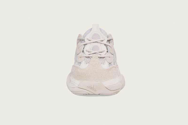 遂に YEEZY 500 “Blush” の世界最速発売日が判明 戦いの火蓋がまもなく切られる YEEZY 500 “Blush”のビジュアルリークから間も無く、『Yeezy Mafia』が〈adidas Originals（アディダス オリジナルス）〉を差し置いて、世界中のヘッズたちが熱視線を送るロートップの公式画像を公開した。本作、通称“Desert Rat 500”はスエード/メッシュのコンビネーションで、トレーナーをベースにした程よく近未来的な佇まいが魅力。『Yeezy Mafia』の情報によると、〈adidas〉のスニーカーアプリ『CONFIRMED』では2月14日（現地時間）にローンチし、NBAのオールスターウィークエンドにあたる16日〜17日にはスリーストライプスのブランドがロサンゼルスで開催するイベント「adidas 747 Warehouse St.」でも発売されるとのことだ。国内での発売日ならびに取り扱い店舗については、〈adidas〉からのアップデートに期待しよう。  今までとは一変、Kanye West（カニエ・ウェスト）が提案するクリーンかつシャギーな“YEEZY Season 6”の新作フットウェアもあわせてご確認を。