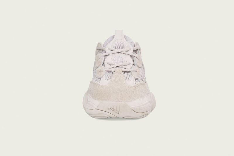 遂に YEEZY 500 “Blush” の世界最速発売日が判明 戦いの火蓋がまもなく切られる YEEZY 500 “Blush”のビジュアルリークから間も無く、『Yeezy Mafia』が〈adidas Originals(アディダス オリジナルス)〉を差し置いて、世界中のヘッズたちが熱視線を送るロートップの公式画像を公開した。本作、通称“Desert Rat 500”はスエード/メッシュのコンビネーションで、トレーナーをベースにした程よく近未来的な佇まいが魅力。『Yeezy Mafia』の情報によると、〈adidas〉のスニーカーアプリ『CONFIRMED』では2月14日(現地時間)にローンチし、NBAのオールスターウィークエンドにあたる16日〜17日にはスリーストライプスのブランドがロサンゼルスで開催するイベント「adidas 747 Warehouse St.」でも発売されるとのことだ。国内での発売日ならびに取り扱い店舗については、〈adidas〉からのアップデートに期待しよう。 今までとは一変、Kanye West(カニエ・ウェスト)が提案するクリーンかつシャギーな“YEEZY Season 6”の新作フットウェアもあわせてご確認を。
