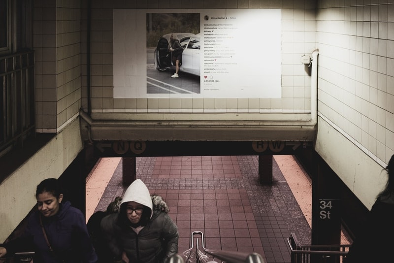 YEEZY Season 6 が今度はニューヨークの地下鉄を大胆にジャック 改札口のポールバーからホームの壁までぎっしり“YS6”仕様にアップデート オランダ アムステルダム ドイツ ベルリン アメリカ シカゴ ロサンゼルス Kanye West カニエ・ウェスト 最新コレクション YEEZY Season 6 ニューヨーク タイムズスクエア 巨大看板 34丁目ヘラルドスクエア駅 Kim Kardashian キム・カーダシアン Amina Blue アミナ・ブルー インフルエンサー Clermont Twins クレルモン姉妹 Instagram インスタグラム 改札口 ポールバー YS6 ドラマ クライム映画 Honor Up マーチコレクション HYPEBEAST ハイプビースト