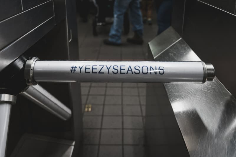 YEEZY Season 6 が今度はニューヨークの地下鉄を大胆にジャック 改札口のポールバーからホームの壁までぎっしり“YS6”仕様にアップデート オランダ アムステルダム ドイツ ベルリン アメリカ シカゴ ロサンゼルス Kanye West カニエ・ウェスト 最新コレクション YEEZY Season 6 ニューヨーク タイムズスクエア 巨大看板 34丁目ヘラルドスクエア駅 Kim Kardashian キム・カーダシアン Amina Blue アミナ・ブルー インフルエンサー Clermont Twins クレルモン姉妹 Instagram インスタグラム 改札口 ポールバー YS6 ドラマ クライム映画 Honor Up マーチコレクション HYPEBEAST ハイプビースト