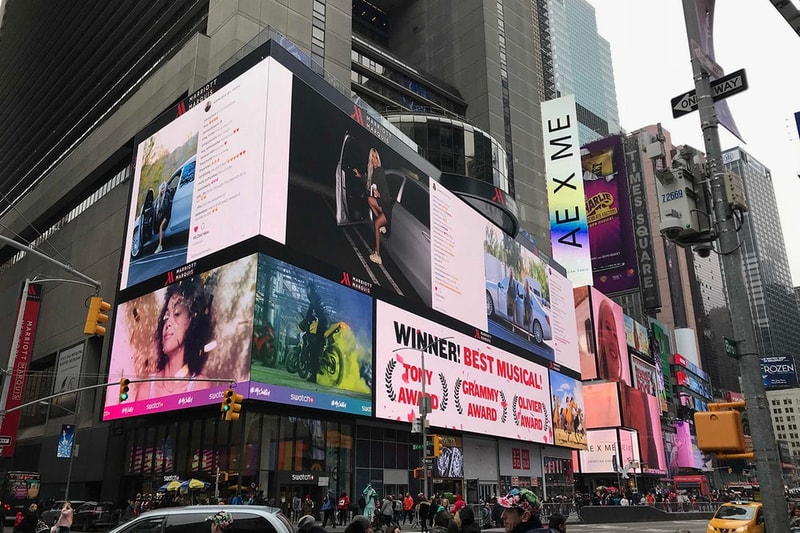 ニューヨークのタイムズスクエアに突如 YEEZY Season 6 の巨大広告が出現 アメリカの中心地に現れたお馴染みInstagram風パパラッチルックの広告費は一体…… Paris Hilton パリス・ヒルトン Sarah Snyder サラ・スナイダー Kim Kardashian キム・カーダシアン Kanye West カニエ・ウェスト YEEZY Season 6 ニューヨーク タイムズスクエア Broadway Theatre ブリードウェイ・シアター New York Marriott Marquis ニューヨーク・マリオット・マーキス Instagram インスタグラム パパラッチ ルック 広告 キャンペーン HYPEBEAST ハイプビースト