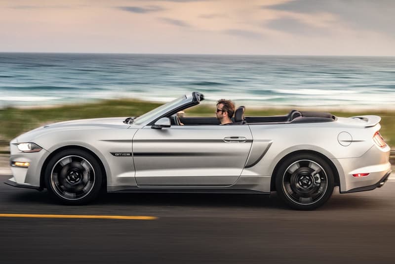 Ford が2019年に向けて Mustang の新型モデル＆追加オプションを公開 復刻デザインから「Bang & Olufsen」サウンドシステムまで既存のモデルを大胆にアップグレード 高級車 アメリカ Ford フォード マスタング AutoBlog サイドストライプ エンブレム スポーティ 5スポークホイール Mustang GT California Special エクステリア Velocity Blue Need for Green Bang & Olufsen プレイサウンドシステム HYPEBEAST ハイプビースト