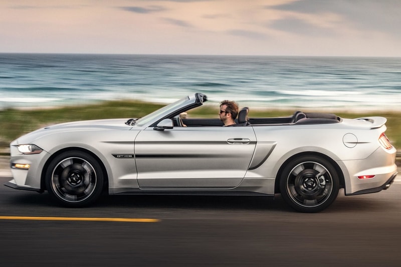 Ford が2019年に向けて Mustang の新型モデル＆追加オプションを公開 復刻デザインから「Bang & Olufsen」サウンドシステムまで既存のモデルを大胆にアップグレード 高級車 アメリカ Ford フォード マスタング AutoBlog サイドストライプ エンブレム スポーティ 5スポークホイール Mustang GT California Special エクステリア Velocity Blue Need for Green Bang & Olufsen プレイサウンドシステム HYPEBEAST ハイプビースト