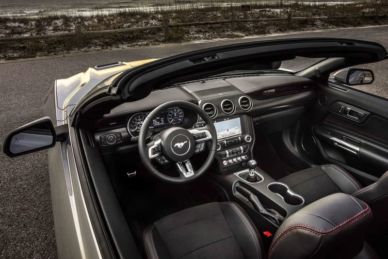 Ford が2019年に向けて Mustang の新型モデル＆追加オプションを公開 復刻デザインから「Bang & Olufsen」サウンドシステムまで既存のモデルを大胆にアップグレード 高級車 アメリカ Ford フォード マスタング AutoBlog サイドストライプ エンブレム スポーティ 5スポークホイール Mustang GT California Special エクステリア Velocity Blue Need for Green Bang & Olufsen プレイサウンドシステム HYPEBEAST ハイプビースト