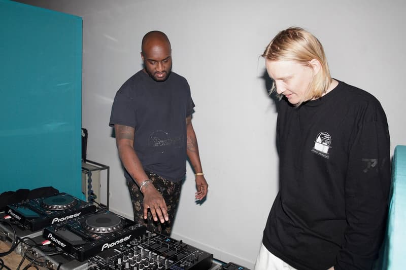 ヴァージル・アブローがパリ・ファッションウィークで過ごした48時間に密着 バズメーカーが想うパリコレクション参加への価値や重要性も明らかに New York Times ニューヨーク・タイムズ Le Bon Marche ボン・マルシェ百貨店 ポップアップカフェ Off-White™️ オフホワイト 2018年秋冬プレタポルテコレクション スタッフTシャツ Virgil Abloh ヴァージル・アブロー バズメーカー 48時間 Chrome Hearts クロムハーツ コラボフーディ Bella Hadid ベラ・ハディッド Kaikai Kiki Gallery カイカイキキギャラリー アート制作 Givenchy Balenciaga Dior Saint Laurent Nike ナイキ HYPEBEAST ハイプビースト