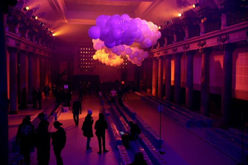 ヴァージル・アブローがパリ・ファッションウィークで過ごした48時間に密着 バズメーカーが想うパリコレクション参加への価値や重要性も明らかに New York Times ニューヨーク・タイムズ Le Bon Marche ボン・マルシェ百貨店 ポップアップカフェ Off-White™️ オフホワイト 2018年秋冬プレタポルテコレクション スタッフTシャツ Virgil Abloh ヴァージル・アブロー バズメーカー 48時間 Chrome Hearts クロムハーツ コラボフーディ Bella Hadid ベラ・ハディッド Kaikai Kiki Gallery カイカイキキギャラリー アート制作 Givenchy Balenciaga Dior Saint Laurent Nike ナイキ HYPEBEAST ハイプビースト