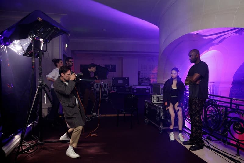 ヴァージル・アブローがパリ・ファッションウィークで過ごした48時間に密着 バズメーカーが想うパリコレクション参加への価値や重要性も明らかに New York Times ニューヨーク・タイムズ Le Bon Marche ボン・マルシェ百貨店 ポップアップカフェ Off-White™️ オフホワイト 2018年秋冬プレタポルテコレクション スタッフTシャツ Virgil Abloh ヴァージル・アブロー バズメーカー 48時間 Chrome Hearts クロムハーツ コラボフーディ Bella Hadid ベラ・ハディッド Kaikai Kiki Gallery カイカイキキギャラリー アート制作 Givenchy Balenciaga Dior Saint Laurent Nike ナイキ HYPEBEAST ハイプビースト