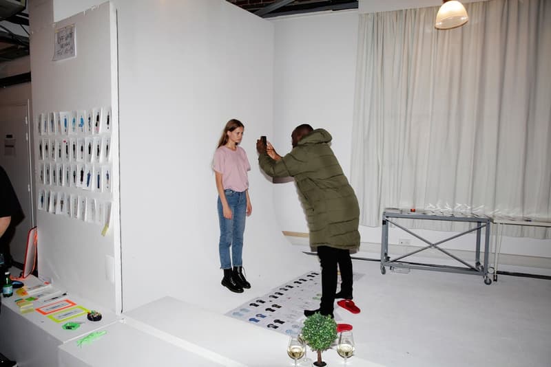 ヴァージル・アブローがパリ・ファッションウィークで過ごした48時間に密着 バズメーカーが想うパリコレクション参加への価値や重要性も明らかに New York Times ニューヨーク・タイムズ Le Bon Marche ボン・マルシェ百貨店 ポップアップカフェ Off-White™️ オフホワイト 2018年秋冬プレタポルテコレクション スタッフTシャツ Virgil Abloh ヴァージル・アブロー バズメーカー 48時間 Chrome Hearts クロムハーツ コラボフーディ Bella Hadid ベラ・ハディッド Kaikai Kiki Gallery カイカイキキギャラリー アート制作 Givenchy Balenciaga Dior Saint Laurent Nike ナイキ HYPEBEAST ハイプビースト