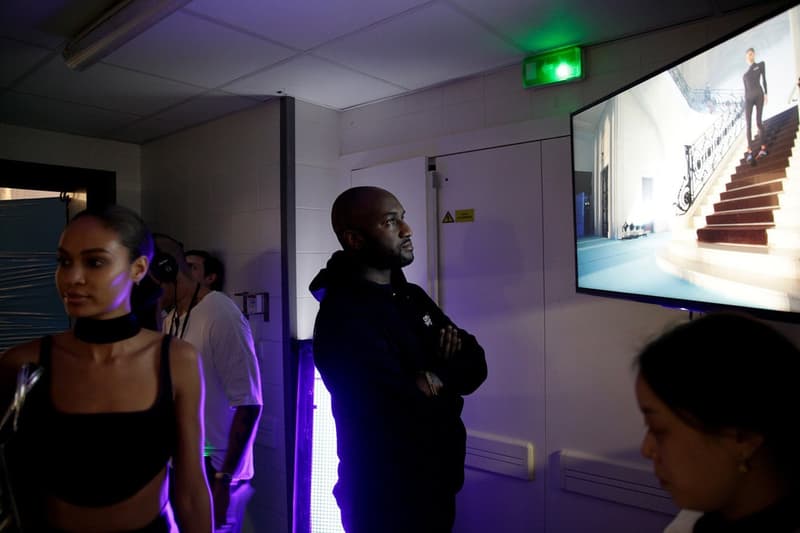 ヴァージル・アブローがパリ・ファッションウィークで過ごした48時間に密着 バズメーカーが想うパリコレクション参加への価値や重要性も明らかに New York Times ニューヨーク・タイムズ Le Bon Marche ボン・マルシェ百貨店 ポップアップカフェ Off-White™️ オフホワイト 2018年秋冬プレタポルテコレクション スタッフTシャツ Virgil Abloh ヴァージル・アブロー バズメーカー 48時間 Chrome Hearts クロムハーツ コラボフーディ Bella Hadid ベラ・ハディッド Kaikai Kiki Gallery カイカイキキギャラリー アート制作 Givenchy Balenciaga Dior Saint Laurent Nike ナイキ HYPEBEAST ハイプビースト