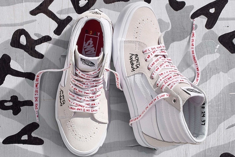 全6型が登場する Vans x A Tribe Called Quest の豪華スニーカーコレクション ネイティブ・タンの最重要クルーに敬意を表したヒップホップファン垂涎のコラボレーションが実現 〈Vans（ヴァンズ）〉が1988年に結成された説明不要のヒップホップクルーA Tribe Called Quest（ア・トライブ・コールド・クエスト）と、Authentic、Sk8-Hi、Era、Old Skool、Slip-Onなど、不朽の名作を全てパッケージングしたコラボコレクションを発表した。  オールドスクールからニュースクールへと移行した90年代初頭、俗に言うギャングスタのような見た目とは一線を画し、ヒップホップに新たな概念をもたらしたネイティブ・タンの最重要クルーであるATCQ。今回のスニーカーコラボではQ-Tip（Qティップ）、Phife Dawg（ファイフ・ドーグ）、Jarobi White（ジェロビ・ホワイト）、Ali Shaheed（アリ・シャヒード）の4人に敬意を表し、名曲“Bonita Applebum”や解散後のベストアルバム『The Anthology』などをサンプリングしたデザインが各スニーカーに落とし込まれている。  〈Vans〉x A Tribe Called Questはブルックリンで開催される「House of Vans」での先行発売を終え、4月6日（金）より随時デリバリーを開始とのこと。  また、クラシカルかつ遊び心の効いた〈SOPHNET.（ソフネット）〉x〈Vans〉のダブルネームも見逃し厳禁だ。