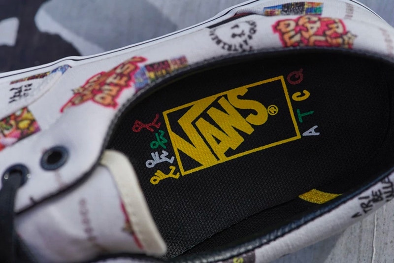 全6型が登場する Vans x A Tribe Called Quest の豪華スニーカーコレクション ネイティブ・タンの最重要クルーに敬意を表したヒップホップファン垂涎のコラボレーションが実現 〈Vans（ヴァンズ）〉が1988年に結成された説明不要のヒップホップクルーA Tribe Called Quest（ア・トライブ・コールド・クエスト）と、Authentic、Sk8-Hi、Era、Old Skool、Slip-Onなど、不朽の名作を全てパッケージングしたコラボコレクションを発表した。  オールドスクールからニュースクールへと移行した90年代初頭、俗に言うギャングスタのような見た目とは一線を画し、ヒップホップに新たな概念をもたらしたネイティブ・タンの最重要クルーであるATCQ。今回のスニーカーコラボではQ-Tip（Qティップ）、Phife Dawg（ファイフ・ドーグ）、Jarobi White（ジェロビ・ホワイト）、Ali Shaheed（アリ・シャヒード）の4人に敬意を表し、名曲“Bonita Applebum”や解散後のベストアルバム『The Anthology』などをサンプリングしたデザインが各スニーカーに落とし込まれている。  〈Vans〉x A Tribe Called Questはブルックリンで開催される「House of Vans」での先行発売を終え、4月6日（金）より随時デリバリーを開始とのこと。  また、クラシカルかつ遊び心の効いた〈SOPHNET.（ソフネット）〉x〈Vans〉のダブルネームも見逃し厳禁だ。