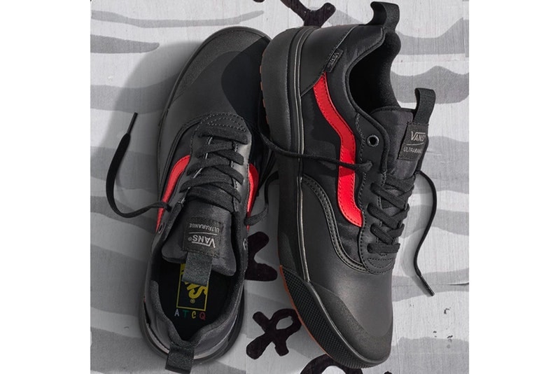 全6型が登場する Vans x A Tribe Called Quest の豪華スニーカーコレクション ネイティブ・タンの最重要クルーに敬意を表したヒップホップファン垂涎のコラボレーションが実現 〈Vans（ヴァンズ）〉が1988年に結成された説明不要のヒップホップクルーA Tribe Called Quest（ア・トライブ・コールド・クエスト）と、Authentic、Sk8-Hi、Era、Old Skool、Slip-Onなど、不朽の名作を全てパッケージングしたコラボコレクションを発表した。  オールドスクールからニュースクールへと移行した90年代初頭、俗に言うギャングスタのような見た目とは一線を画し、ヒップホップに新たな概念をもたらしたネイティブ・タンの最重要クルーであるATCQ。今回のスニーカーコラボではQ-Tip（Qティップ）、Phife Dawg（ファイフ・ドーグ）、Jarobi White（ジェロビ・ホワイト）、Ali Shaheed（アリ・シャヒード）の4人に敬意を表し、名曲“Bonita Applebum”や解散後のベストアルバム『The Anthology』などをサンプリングしたデザインが各スニーカーに落とし込まれている。  〈Vans〉x A Tribe Called Questはブルックリンで開催される「House of Vans」での先行発売を終え、4月6日（金）より随時デリバリーを開始とのこと。  また、クラシカルかつ遊び心の効いた〈SOPHNET.（ソフネット）〉x〈Vans〉のダブルネームも見逃し厳禁だ。