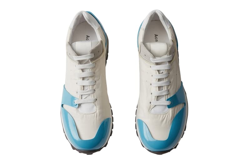 スニーカーゲームの次なる本命候補になりうるシルエットが多数登場 話題のチャンキーソールも登場する Acne Studios 2018年春夏スニーカーコレクション 〈Acne Studios（アクネ アクネ ストゥディオズ）〉が2018年春夏シーズンに展開するスニーカーコレクションには、現代ストリートにおけるスニーカーゲームの次なる本命候補になりうるポテンシャルを感じる。特筆すべきシルエットは、全部で3型。まず始めに、ソックスタイプのスニーカー、Tristan ASは〈Vetements（ヴェトモン）〉のSpeed Trainerの対抗馬となる背の高い履き口が特徴。また、テクニカルタイプのRockawayは90年代のアメリカの都会的なスポーツウェアをベースにシルエットが構築されており、Sofianeはがっちりとしたレースアップスニーカーで、巷で話題のチャンキーソールを搭載している。  その他にもヴィンテージをサンプリングしたトレーナー仕様のJimmyや、Air Force 1のトゥボックスを彷彿させるベルクロスニーカーPereyなど、ハイブリッド感漂うダッドなキックスが登場する〈Acne〉の最新コレクション。各モデルのディテール確認ならびに購入は、『acnestudios.com』からどうぞ。  〈J.W.Anderson（J.W.アンダーソン）〉x〈Converse（コンバース）〉のコラボ第3弾や、『UNITED ARROWS（ユナイテッド アローズ）』が〈adidas（アディダス）〉に別注を依頼したジャーマントレーナー調のSambaなど、その他のスニーカーニュースもお見逃しのないように。