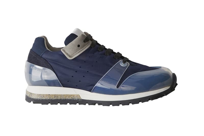 スニーカーゲームの次なる本命候補になりうるシルエットが多数登場 話題のチャンキーソールも登場する Acne Studios 2018年春夏スニーカーコレクション 〈Acne Studios（アクネ アクネ ストゥディオズ）〉が2018年春夏シーズンに展開するスニーカーコレクションには、現代ストリートにおけるスニーカーゲームの次なる本命候補になりうるポテンシャルを感じる。特筆すべきシルエットは、全部で3型。まず始めに、ソックスタイプのスニーカー、Tristan ASは〈Vetements（ヴェトモン）〉のSpeed Trainerの対抗馬となる背の高い履き口が特徴。また、テクニカルタイプのRockawayは90年代のアメリカの都会的なスポーツウェアをベースにシルエットが構築されており、Sofianeはがっちりとしたレースアップスニーカーで、巷で話題のチャンキーソールを搭載している。  その他にもヴィンテージをサンプリングしたトレーナー仕様のJimmyや、Air Force 1のトゥボックスを彷彿させるベルクロスニーカーPereyなど、ハイブリッド感漂うダッドなキックスが登場する〈Acne〉の最新コレクション。各モデルのディテール確認ならびに購入は、『acnestudios.com』からどうぞ。  〈J.W.Anderson（J.W.アンダーソン）〉x〈Converse（コンバース）〉のコラボ第3弾や、『UNITED ARROWS（ユナイテッド アローズ）』が〈adidas（アディダス）〉に別注を依頼したジャーマントレーナー調のSambaなど、その他のスニーカーニュースもお見逃しのないように。