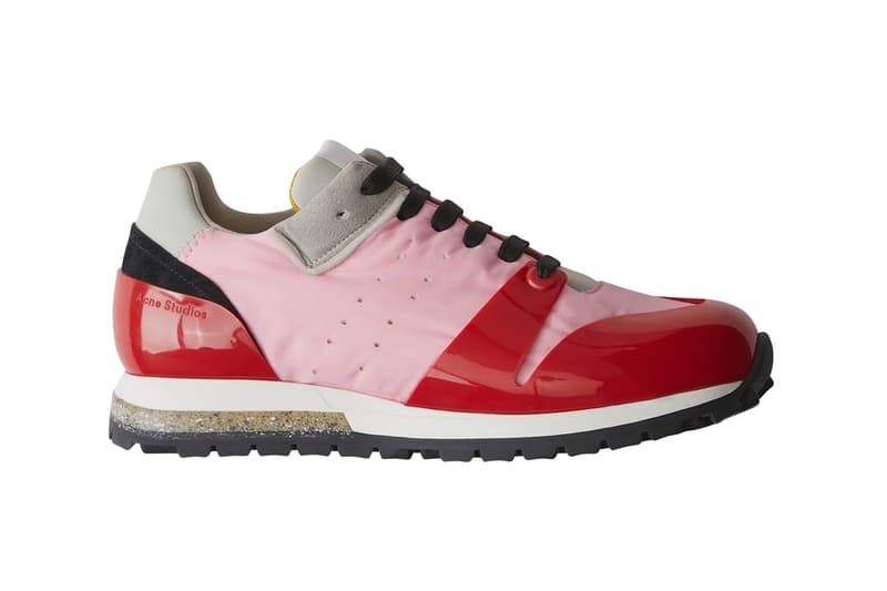 スニーカーゲームの次なる本命候補になりうるシルエットが多数登場 話題のチャンキーソールも登場する Acne Studios 2018年春夏スニーカーコレクション 〈Acne Studios（アクネ アクネ ストゥディオズ）〉が2018年春夏シーズンに展開するスニーカーコレクションには、現代ストリートにおけるスニーカーゲームの次なる本命候補になりうるポテンシャルを感じる。特筆すべきシルエットは、全部で3型。まず始めに、ソックスタイプのスニーカー、Tristan ASは〈Vetements（ヴェトモン）〉のSpeed Trainerの対抗馬となる背の高い履き口が特徴。また、テクニカルタイプのRockawayは90年代のアメリカの都会的なスポーツウェアをベースにシルエットが構築されており、Sofianeはがっちりとしたレースアップスニーカーで、巷で話題のチャンキーソールを搭載している。  その他にもヴィンテージをサンプリングしたトレーナー仕様のJimmyや、Air Force 1のトゥボックスを彷彿させるベルクロスニーカーPereyなど、ハイブリッド感漂うダッドなキックスが登場する〈Acne〉の最新コレクション。各モデルのディテール確認ならびに購入は、『acnestudios.com』からどうぞ。  〈J.W.Anderson（J.W.アンダーソン）〉x〈Converse（コンバース）〉のコラボ第3弾や、『UNITED ARROWS（ユナイテッド アローズ）』が〈adidas（アディダス）〉に別注を依頼したジャーマントレーナー調のSambaなど、その他のスニーカーニュースもお見逃しのないように。