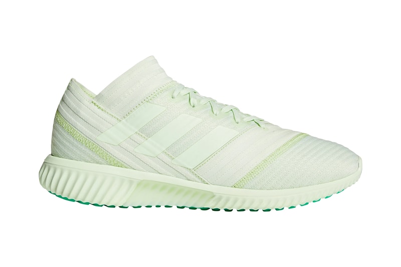 冷淡で毒々しい表情に仕上げた adidas の新パッケージ “Deadly Strike” BOOST™️フォームを搭載したPredatorやエアログリーンを纏ったNemezizといったストリートモデルもラインアップ 日本代表の欧州遠征は、一言で言えば不完全燃焼だったように思える。しかし、2010年の岡田ジャパンもW杯直前は解任説まで蔓延するほどマイナスイメージを植え付けられていたが、結果として困難なグループリーグを突破し、ベスト16でもPK戦までもつれ込む善戦を見せてくれた。W杯予選突破以降、右肩下がりのサムライブルーだが、策士として知られるVahid Halilhodžić（ヴァヒド・ハリルホジッチ）監督は本戦にピークを持っていくための秘策を用意していることだろう。  その日本代表の公式ユニフォームサプライヤーである〈adidas（アディダス）〉もロシアW杯に向けて、ギアを一段階上げている。新たに情報解禁を迎えたのは、“Deadly Strike”と題したシューズパッケージ。レッド/ブラック/ホワイトの力強い配色を採用した“Cold Blooded”とは一変、凶暴性を感じさせながらもどこか冷淡で毒々しい配色を特徴とする新作群は、コートモデルを中心としながらも、BOOST™️フォームを搭載したPredatorやエアログリーンを纏ったNemezizなど、オンコートとストリートをクロスオーバーするモデルもラインアップしている。  限定プレミアムモデル“Deadly Strike”は、3月28日（水）より『アディダス オンラインショップ』で先行販売され、1週間後の4月4日（水）に一般リリースを迎える。  ところで、W杯前最後の欧州遠征に先駆けて発表された日本代表の新アウェイユニフォームはもうチェック済み？