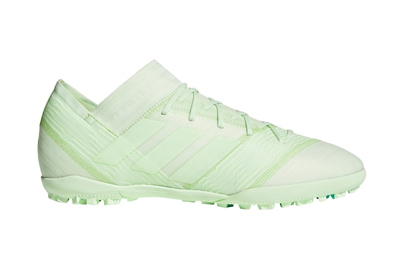 冷淡で毒々しい表情に仕上げた adidas の新パッケージ “Deadly Strike” BOOST™️フォームを搭載したPredatorやエアログリーンを纏ったNemezizといったストリートモデルもラインアップ 日本代表の欧州遠征は、一言で言えば不完全燃焼だったように思える。しかし、2010年の岡田ジャパンもW杯直前は解任説まで蔓延するほどマイナスイメージを植え付けられていたが、結果として困難なグループリーグを突破し、ベスト16でもPK戦までもつれ込む善戦を見せてくれた。W杯予選突破以降、右肩下がりのサムライブルーだが、策士として知られるVahid Halilhodžić（ヴァヒド・ハリルホジッチ）監督は本戦にピークを持っていくための秘策を用意していることだろう。  その日本代表の公式ユニフォームサプライヤーである〈adidas（アディダス）〉もロシアW杯に向けて、ギアを一段階上げている。新たに情報解禁を迎えたのは、“Deadly Strike”と題したシューズパッケージ。レッド/ブラック/ホワイトの力強い配色を採用した“Cold Blooded”とは一変、凶暴性を感じさせながらもどこか冷淡で毒々しい配色を特徴とする新作群は、コートモデルを中心としながらも、BOOST™️フォームを搭載したPredatorやエアログリーンを纏ったNemezizなど、オンコートとストリートをクロスオーバーするモデルもラインアップしている。  限定プレミアムモデル“Deadly Strike”は、3月28日（水）より『アディダス オンラインショップ』で先行販売され、1週間後の4月4日（水）に一般リリースを迎える。  ところで、W杯前最後の欧州遠征に先駆けて発表された日本代表の新アウェイユニフォームはもうチェック済み？