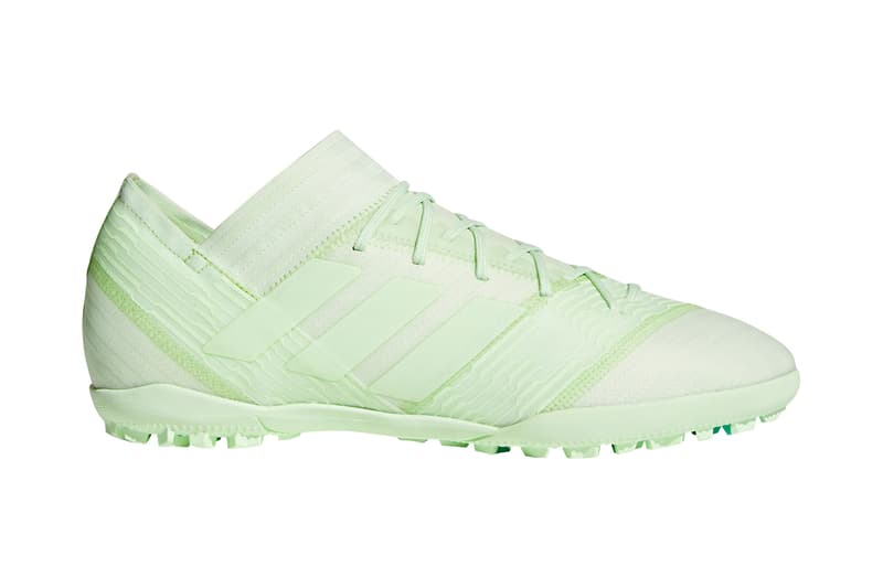 冷淡で毒々しい表情に仕上げた adidas の新パッケージ “Deadly Strike” BOOST™️フォームを搭載したPredatorやエアログリーンを纏ったNemezizといったストリートモデルもラインアップ 日本代表の欧州遠征は、一言で言えば不完全燃焼だったように思える。しかし、2010年の岡田ジャパンもW杯直前は解任説まで蔓延するほどマイナスイメージを植え付けられていたが、結果として困難なグループリーグを突破し、ベスト16でもPK戦までもつれ込む善戦を見せてくれた。W杯予選突破以降、右肩下がりのサムライブルーだが、策士として知られるVahid Halilhodžić(ヴァヒド・ハリルホジッチ)監督は本戦にピークを持っていくための秘策を用意していることだろう。 その日本代表の公式ユニフォームサプライヤーである〈adidas(アディダス)〉もロシアW杯に向けて、ギアを一段階上げている。新たに情報解禁を迎えたのは、“Deadly Strike”と題したシューズパッケージ。レッド/ブラック/ホワイトの力強い配色を採用した“Cold Blooded”とは一変、凶暴性を感じさせながらもどこか冷淡で毒々しい配色を特徴とする新作群は、コートモデルを中心としながらも、BOOST™️フォームを搭載したPredatorやエアログリーンを纏ったNemezizなど、オンコートとストリートをクロスオーバーするモデルもラインアップしている。 限定プレミアムモデル“Deadly Strike”は、3月28日(水)より『アディダス オンラインショップ』で先行販売され、1週間後の4月4日(水)に一般リリースを迎える。 ところで、W杯前最後の欧州遠征に先駆けて発表された日本代表の新アウェイユニフォームはもうチェック済み?