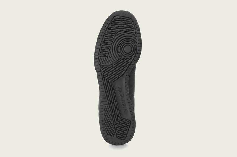 adidas YEEZY Powerphase “Core Black” の発売日が判明 即完必至の新色は世界同時リリース？ 遡ること約2ヶ月前、友好な関係を築くKanye West（カニエ・ウェスト）と〈adidas（アディダス）〉のダブルネームシューズ、YEEZY Powerphase “Core Black”は発売の遅延が判明。『HYPEBEAST』の読者諸君もそこで言及されていた2018年春とはいつのことなのか、続報が気がかりであったことだろう。だが、スニーカーヘッズの頼れる情報源『YEEZY MAFIA』が、新情報を発表。彼ら曰く、漆黒のYEEZY Powerphaseは『YEEZY Supply』、『adidas.com』、そして〈adidas Originals〉の一部取り扱い店舗にて、3月17日（土）に待望のリリースを迎えるようだ。確定事項ではないが、この日を念頭に置き、今後はブランドからの正式発表を待とう。  ちなみに、先日ベールを脱いだ購買意欲を駆り立てる初見のYEEZY Wave Runnerはもうチェック済み？ HYPEBEAST ハイプビースト