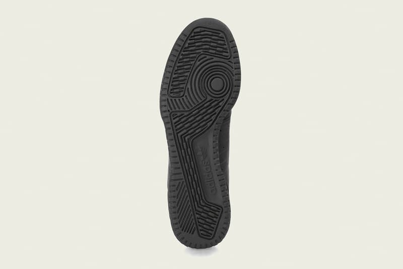 adidas YEEZY Powerphase “Core Black” の発売日が判明 即完必至の新色は世界同時リリース? 遡ること約2ヶ月前、友好な関係を築くKanye West(カニエ・ウェスト)と〈adidas(アディダス)〉のダブルネームシューズ、YEEZY Powerphase “Core Black”は発売の遅延が判明。『HYPEBEAST』の読者諸君もそこで言及されていた2018年春とはいつのことなのか、続報が気がかりであったことだろう。だが、スニーカーヘッズの頼れる情報源『YEEZY MAFIA』が、新情報を発表。彼ら曰く、漆黒のYEEZY Powerphaseは『YEEZY Supply』、『adidas.com』、そして〈adidas Originals〉の一部取り扱い店舗にて、3月17日(土)に待望のリリースを迎えるようだ。確定事項ではないが、この日を念頭に置き、今後はブランドからの正式発表を待とう。 ちなみに、先日ベールを脱いだ購買意欲を駆り立てる初見のYEEZY Wave Runnerはもうチェック済み? HYPEBEAST ハイプビースト