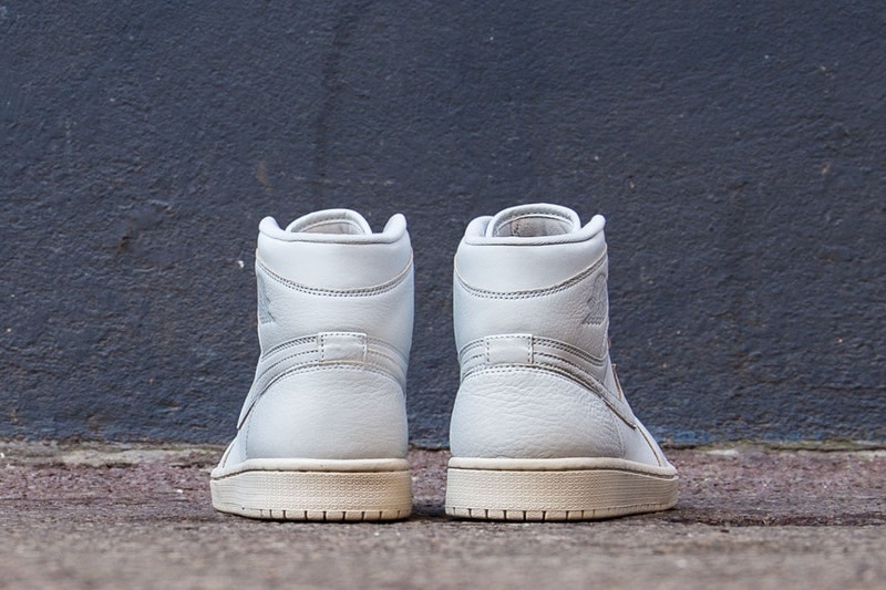 クラシックな雰囲気は残しつつも上品さを追求した Air Jordan 1 “Pure Platinum” が登場 ユーズド感のあるソールやシュータン部分のレザーパッチなど、適度にこなれ感を付与したAJ1をチェック Nike ナイキ Converse コンバース Jordan Brand ジョーダン ブランド Pure Platinum オールホワイト Off-White™️ オフホワイト Virgil Abloh ヴァージル・アブロー The Ten Air Jordan 1 High ユーズド ミッドソール プレミアムレザー ジャンプマンロゴ CornerStreet 150ドル 約15,922円 HYPEBEAST ハイプビースト
